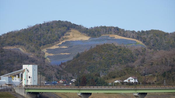 山中の太陽光パネル