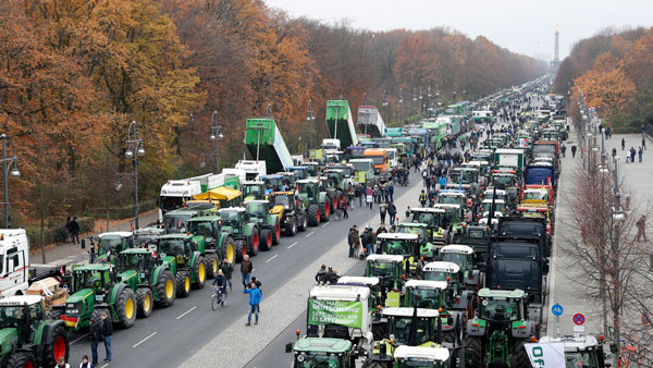 農家による大規模なトラクターデモ