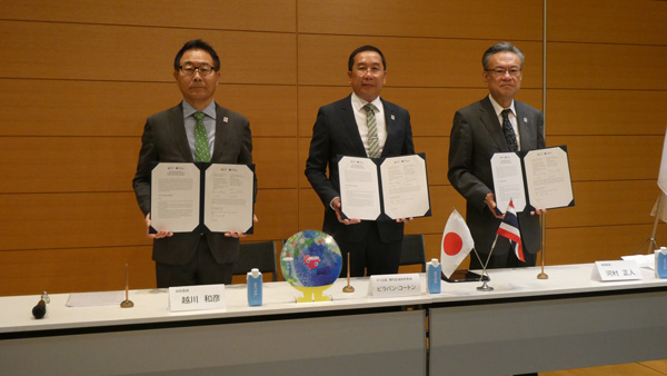調印者（左：越川和彦政府委員、中：タイ王国のピラパン・コートン農業・協同組合省農業普及局長、右：河村正人事務総長）