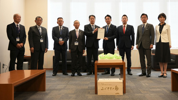 小泉農水大臣（右から4人目）に要請書を渡す長崎知事（中央）ら（9月25日、衆議院議員会館）
