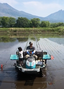 2022年度のアワードで「農林水産大臣賞」を受賞したO2ファーム（熊本県南阿蘇村）の「『ランドスケープ農業』を目指して」。稲作と畜産を組み合わせて、生物多様性を守りながら阿蘇の風景（ランドスケープ）を作り出していく農業をめざしている