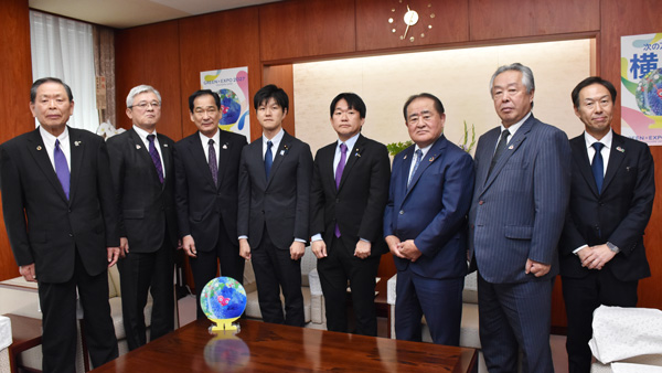 左から、青江JA共済連会長、折原JA全農会長、山野JA全中会長、鈴木農相、山下副大臣、大島JA全中副会長、樽井JA全中副会長、長野農林中央金庫専務