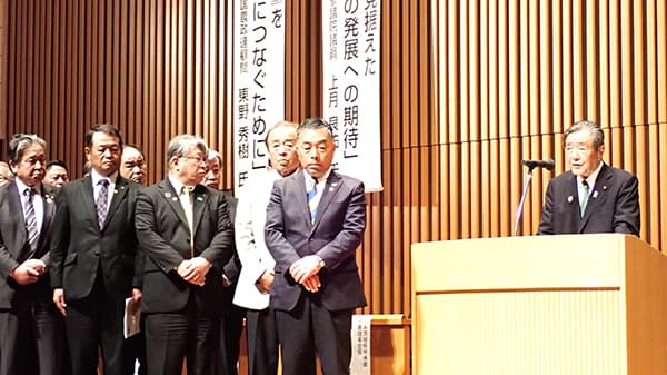 茨城県内のJA組合長らからの要望に応える決意を語る森山裕自民党幹事長（5月10日、つくば国際会議場）