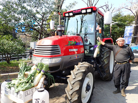 神奈川県三浦市の野菜農家・須原庄一さんはトラクターの前に野菜を載せた