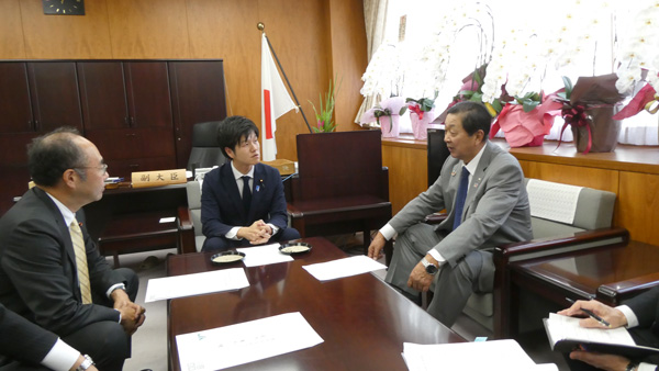 鈴木副大臣（左）と伊藤会長