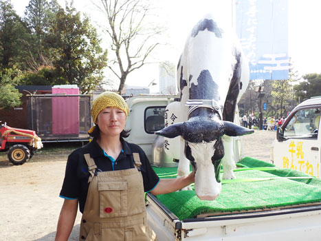 千葉県四街道市の酪農家、西岡美千代さんは牛の模型を荷台に載せてパレード