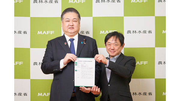 13日に農水省で行われた表彰式。農林水産大臣政務官の山本啓介氏（左）から取組証明書を授与