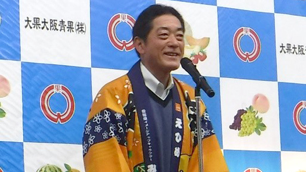 愛媛県産伊予柑についてアピールする中村知事（大阪市中央卸売市場で）
