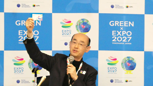 チケットを手に説明する伊藤正雄広報・プロモーション統括長