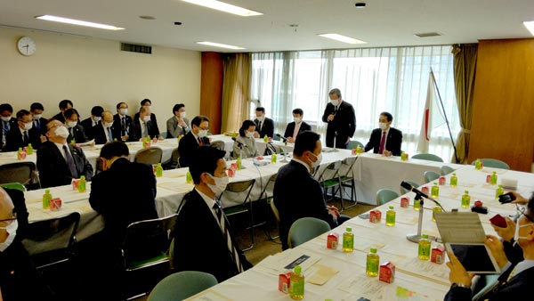 あいさつする森山委員長