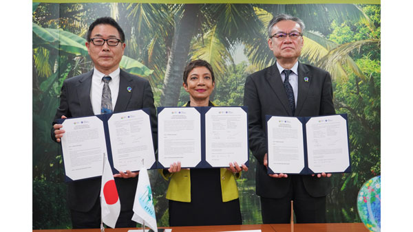 GREEN×EXPO2027の公式参加契約に調印した2027年国際園芸博覧会政府委員の越川和彦氏（左）、ITTO事務局長のシャームサックル氏（GREEN×EXPO2027におけるITTO陳列区域政府委員）（中央）、GREEN×EXPO協会事務総長の河村正人氏