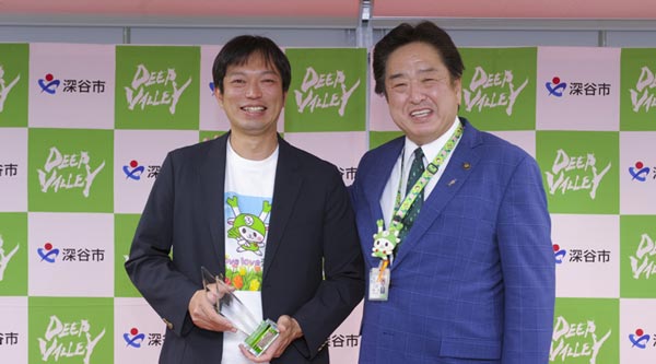 Rootの岸圭介代表（左）と深谷市の小島進市長（「DEEP VALLEY Agritech Award」ホームページより）