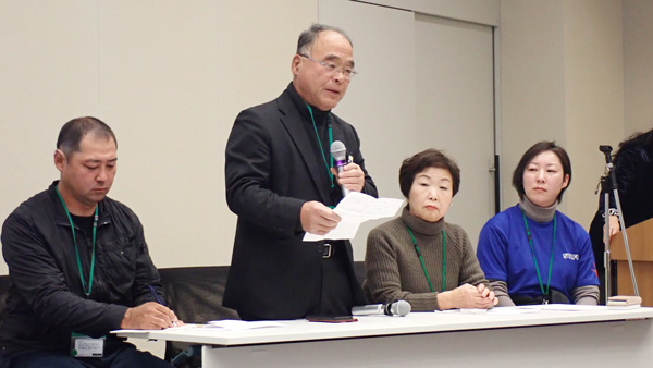 米の適正価格について問題提起する鳥取県の農事組合法人代表・鎌谷一也さん（右から、広島の西原美和さん、宮地候子さん、1人おいて静岡の藤松泰通さん）