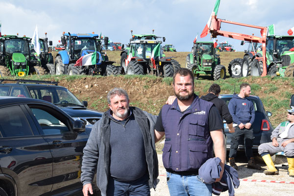 右がルカ・パパさん。左の農業者は南イタリアのプリアで穀類を生産している農場主。トラクタで300km以上も走って集会に駆けつけている。