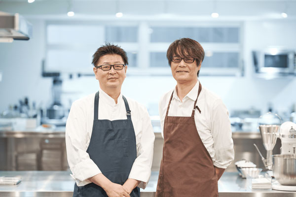茨城県産食材による第三弾のカレーを創作した浦野シェフ（右）と萩原シェフ