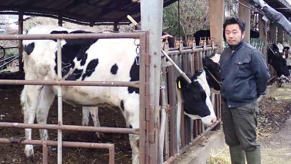 「厳し過ぎる中、生き残ってきた農家は全員、篤農家だ」と牛舎を背に話す金谷雅史さん（千葉県千葉市）