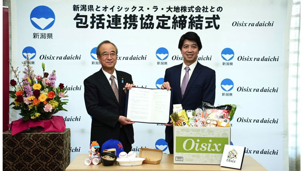 包括連携協定を締結した新潟県の花角英世知事（左）とオイシックス・ラ・大地の高島宏平社長