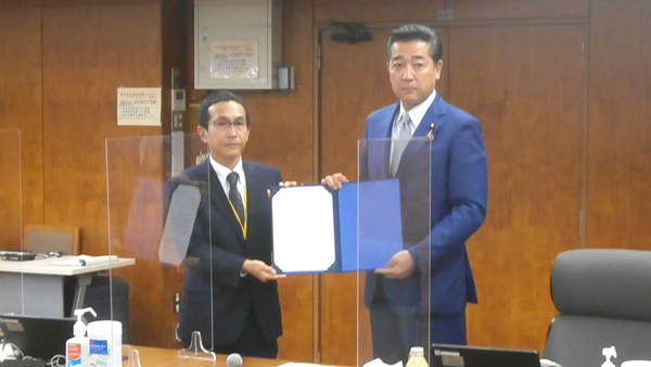 藤木政務官（右）に答申する大山部会長代理