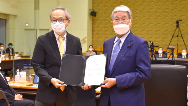 大橋会長（左）に諮問する野村農相