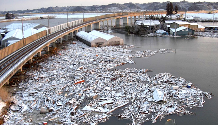 仙台と石巻の沿岸を結ぶＪＲ仙石線は、津波と流木で機能不全となった