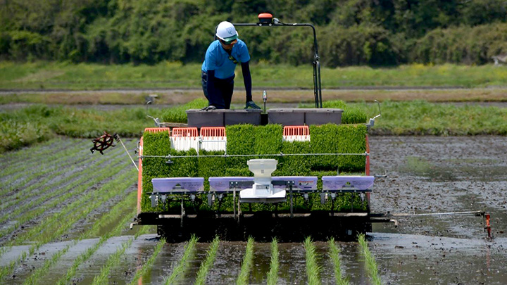 復興した被災地では自動走行農機などスマート農業も進む（宮城・東松島市で）