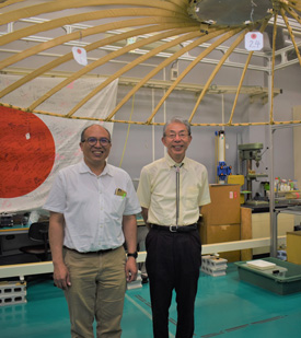 開発研究中の模型アンテナの前で、ヨサファット氏（左）と加藤氏