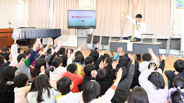 亀岡市の小学校で特別授業を行った緒方湊さん