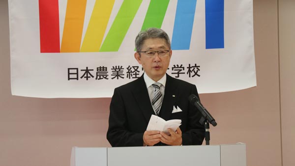 新入生を激励する合瀬校長