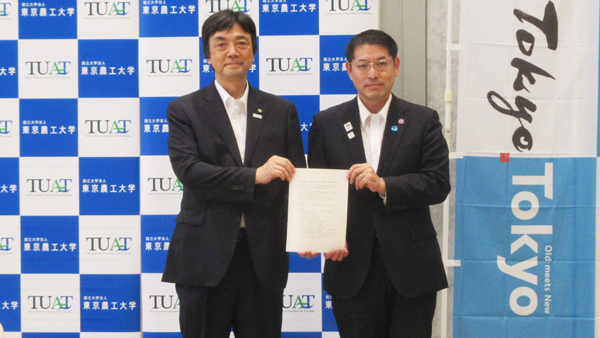 締結式に出席した東京農工大学の千葉一裕学長（左）と東京都産業労働局の田中慎一局長
