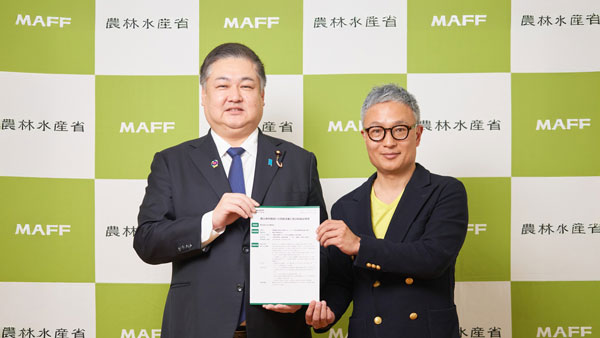 農水省の山本政務官から証明書を授与された日比野代表