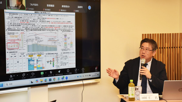 自ら作成した図解を示しながら新たな食料・農業・農村基本計画のポイントを解説する農水省大臣官房の河村仁政策課長