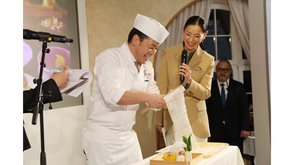 「水簾」総料理長による包丁技法「かつらむき」の実演