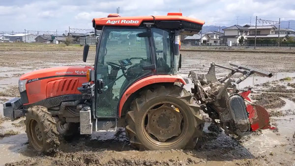 ほ場内を自動で旋回・作業するトラクター（無人仕様）