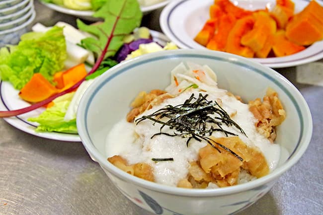 やまといもを豚肉にかけたご当地グルメ「佐倉丼」