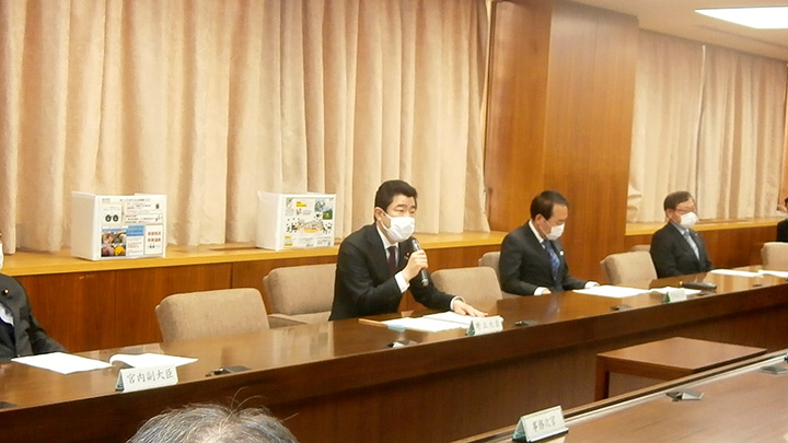 2月2日の農水省の対策本部。飼養衛生管理の徹底を呼びかける野上農相。