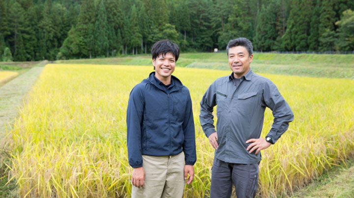 「第1回飛騨市うまいお米アワード」で飛騨市長賞を受賞した阪口誠一さん（右）