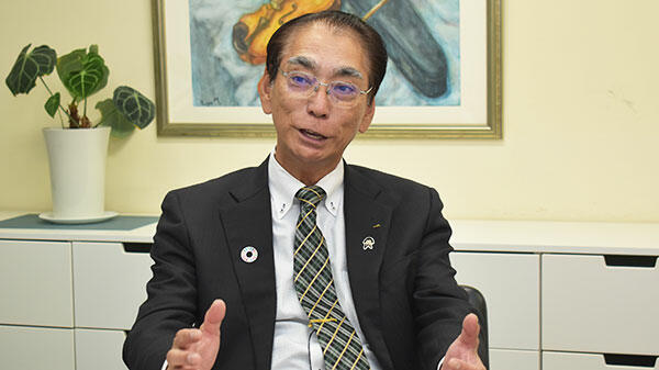 普天間朝重氏