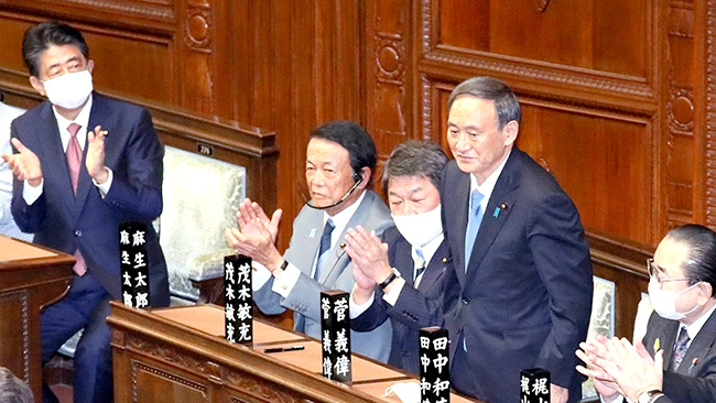 総理大臣の使命を受ける菅義偉議員