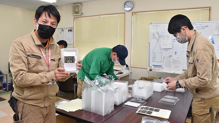 服部努所長（左）と従業員