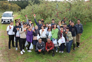 輸出しているリンゴの留学生向け収穫体験会