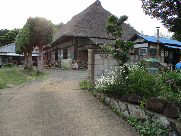 かや葺屋根のヤマダ農園