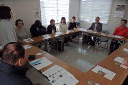 女流塾の施設（千葉県柏市で。右から二人目は今村奈良臣塾長）