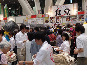 来場者で賑わった「町イチ！村イチ！2015」　