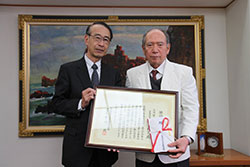 山崎製パンの飯島社長（右）とすこやか食生活協会の中川坦理事長