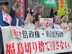 東電前で抗議する福島県の農民