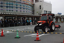 自動走行トラクターのデモンストレーションを視察するＧ7農相会合出席者（写真奧）