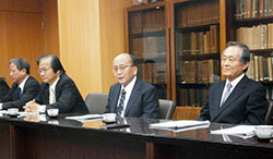 左から伊藤健一理事長、井出道雄新会長、山本徹前会長。