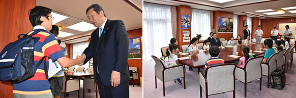森山大臣と握手をする根岸彗次郎くん、大臣室で会談
