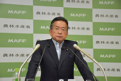 就任後農水省で記者会見する山本農相