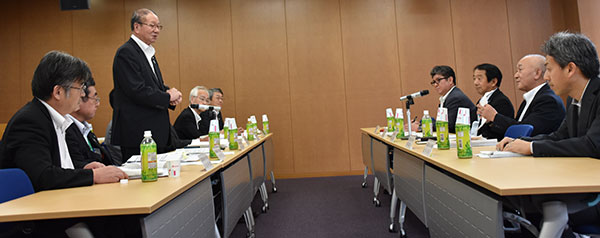 日本農業法人協会とＪＡグループのトップ懇談会。挨拶する奥野ＪＡ全中会長（左）。藤岡日本農業法人協会会長（右から二番目）